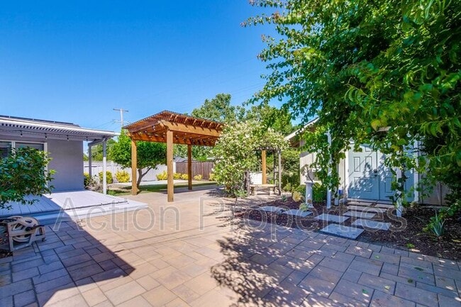 Building Photo - 1549 Alisal Ave