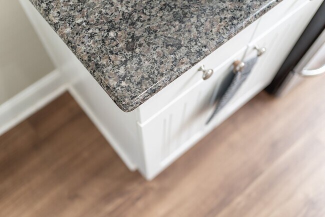 Building Photo - 3 Bedroom Flat, End unit Apartment - Available at Woodlands with $500 deposit. Ask your leasing a...