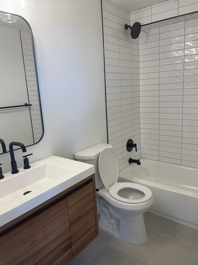 Building Photo - LUX 3BD, 3BA Foothills Home Only 5 Minutes...