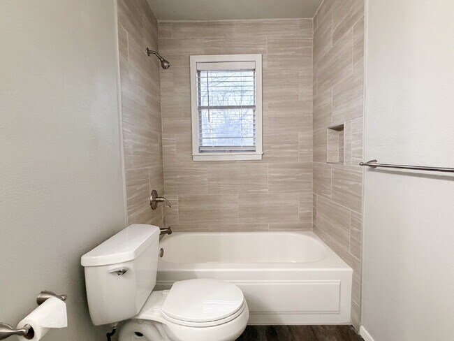 Building Photo - Modern Elegance Meets Suburban Comfort: Updated 3-Bed, 2-Bath Gem in Heart of Burleson