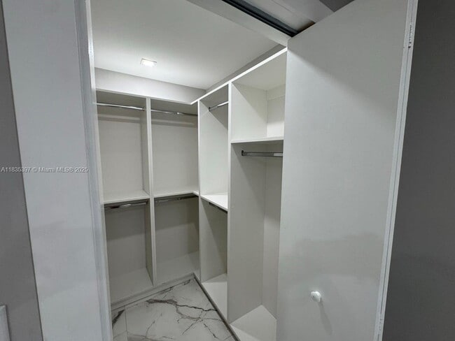 Building Photo - 15011 Coconut Ct