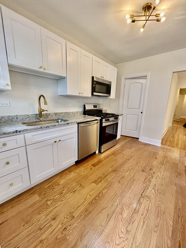 Primary Photo - 4057 N Sacramento Ave