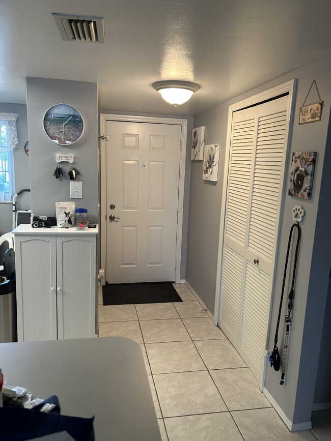 Building Photo - Room For Rent - lake front condo