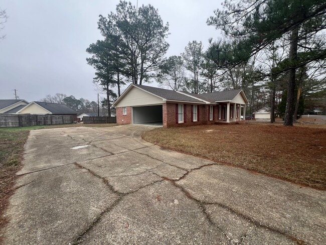 Building Photo - 3 Bedroom 2 Bathroom. Single Level Home.