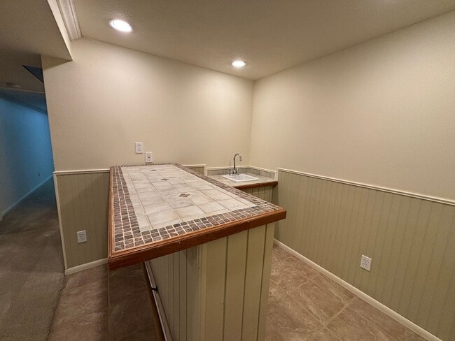 Building Photo - Great University Area Home!