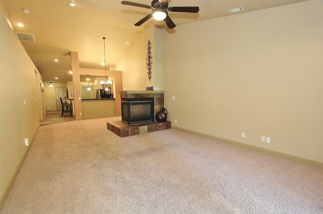Building Photo - Immaculate Single-Level Townhouse