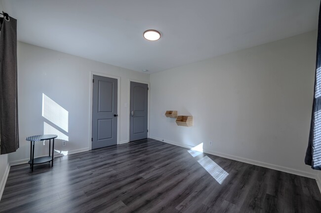 Building Photo - 1021 Plainview Dr