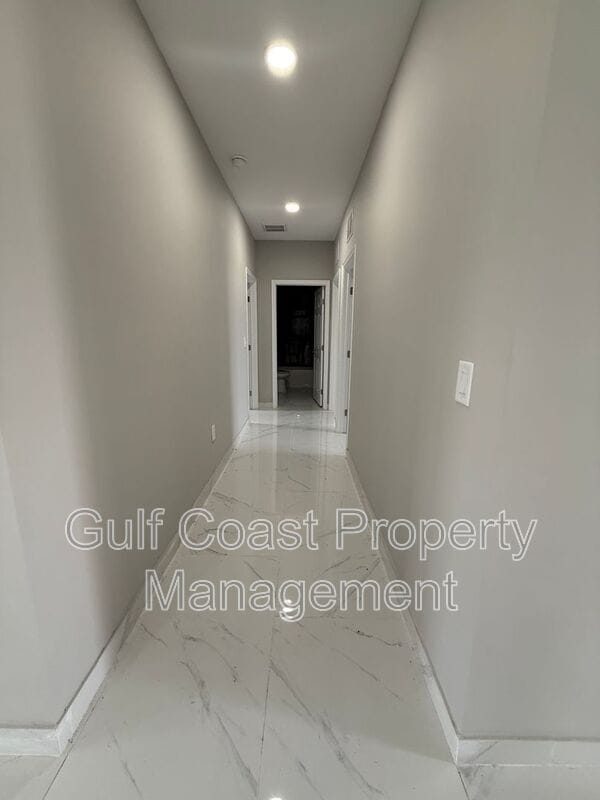 Building Photo - 2052 NE 18th Terrace