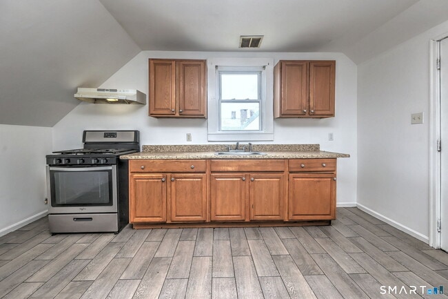 Building Photo - 483 Ferry St