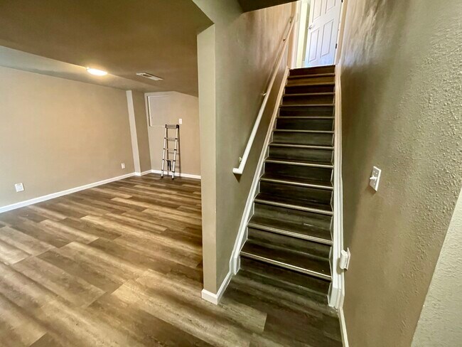 Building Photo - 1422 Hyacinth Way