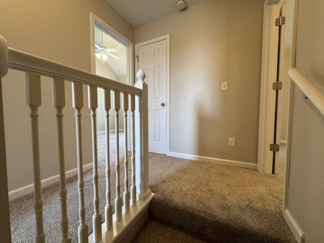 Building Photo - 3 bedroom, 2.5 bathroom duplex located clo...
