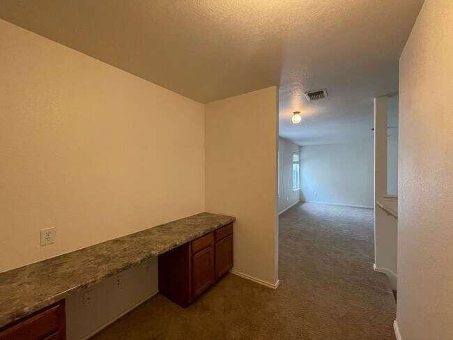 Building Photo - LOTS OF SQUARE FOOTAGE IN THIS 4 BEDROOM H...