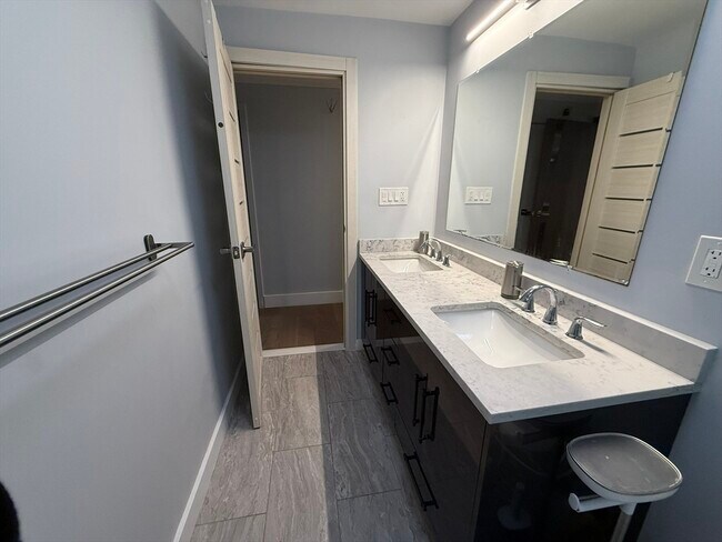 Building Photo - 25 Berkshire Dr