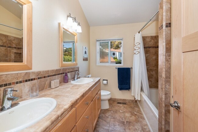 Building Photo - Fully Furnished Vacation Rental on the Mesa with Ocean Views! (Available 7/7/26- 11/30/26)