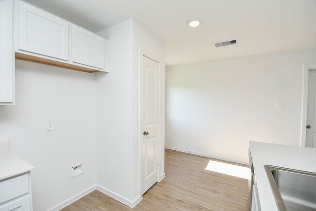 Building Photo - 1542 San Sebastien Dr