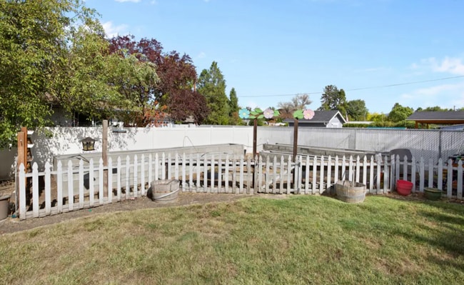 Building Photo - 990 Janes Rd