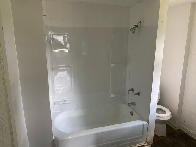 Building Photo - Spacious 3-Bedroom Home for Lease in Akron
