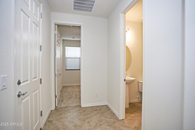 Building Photo - 977 W Finch Dr