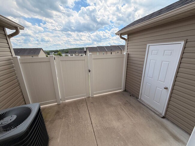 Building Photo - 2 Bedroom, 2.5 Bath Townhome in Antioch - Available Now!