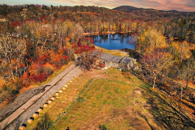 Building Photo - 443 Clove Rd