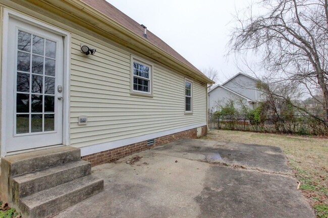 Building Photo - Fresh and Clean 4 bed Near Ft Campbell and...