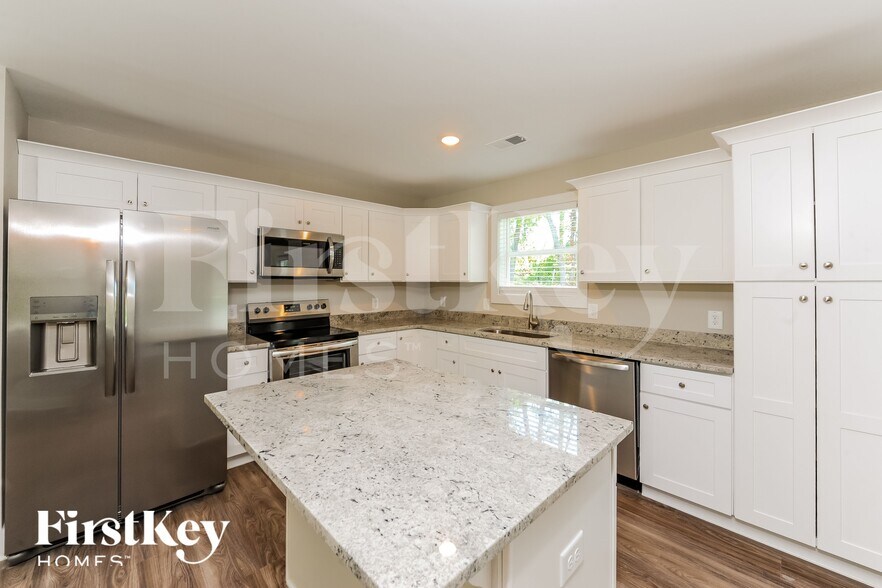 Building Photo - 3725 Corvette St