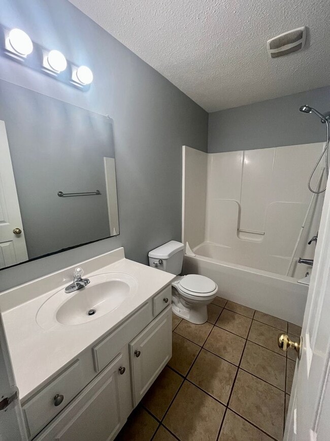 Building Photo - 2 Bedroom 1.5 Bath Townhouse