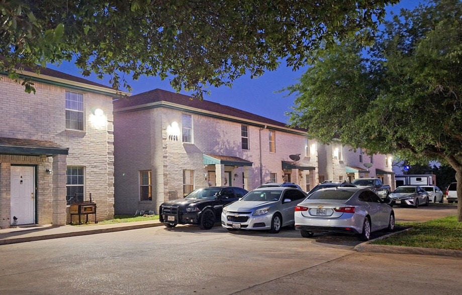 Building Photo - 1905 Maria Isabel Dr