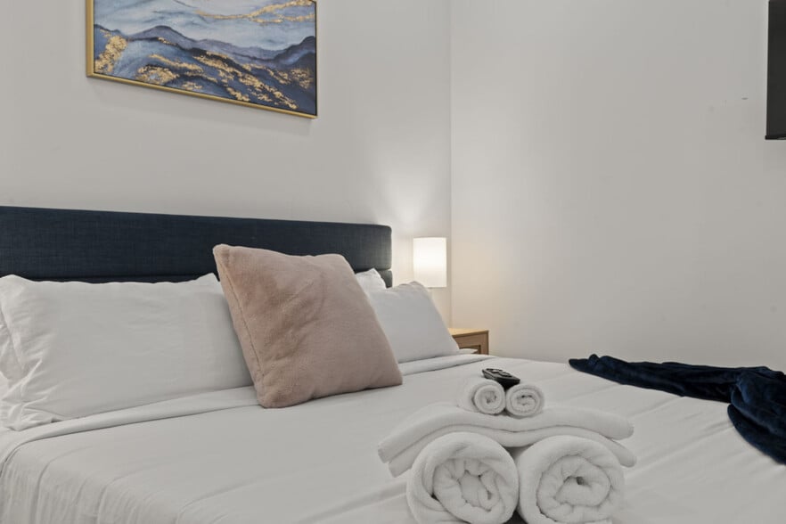 Building Photo - 501 N Perth St