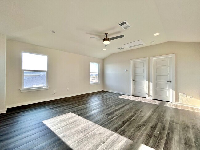 Building Photo - Spacious 4/BR 3/BA Home with Modern Upgrades