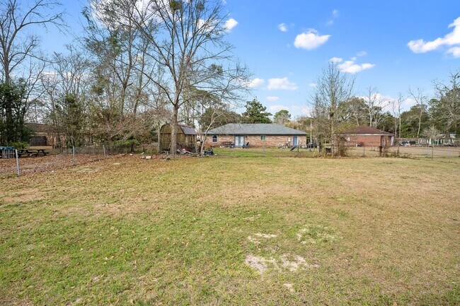 Building Photo - 635 E Azalea Ave