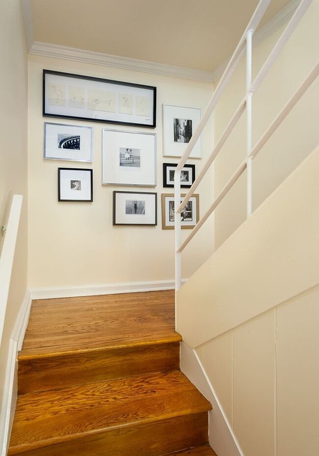 Building Photo - Incredible Deal - 2Bed, 1 Bath South Brookline Townhouse