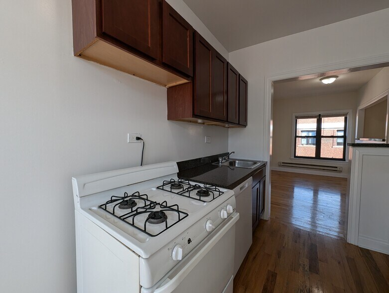 Building Photo - 822 W Waveland Ave