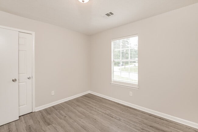 Building Photo - 401 Sherwood Oaks Rd