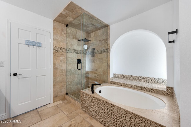 Building Photo - 5903 E Paradise Ln