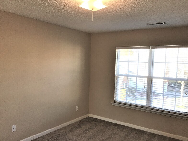 Building Photo - 6140 Glen Way Dr