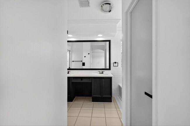 Building Photo - 8225 Pelican Harbour Dr