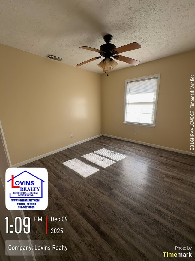 Building Photo - 2106 N Maple Dr