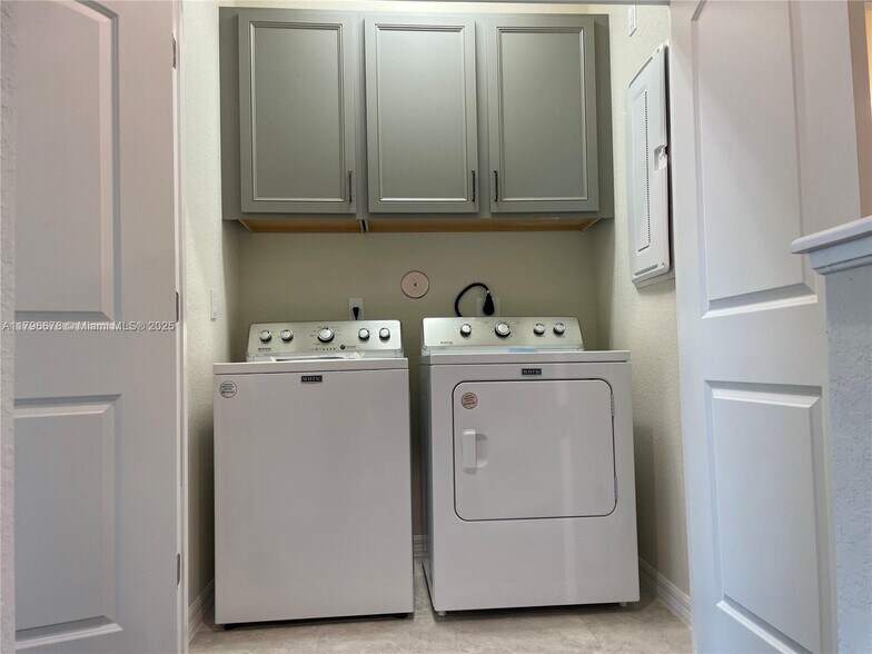 Building Photo - 2151 Appleton Cir S