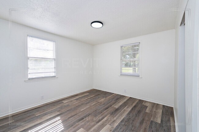 Building Photo - Updated Brick 3 Bed 1 Bath Home with Huge ...