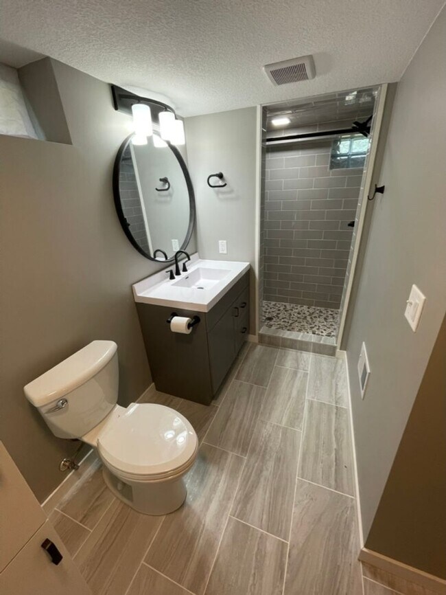 Building Photo - Updated, Modern, 4 Bed, 2 Bath, 3+Car Garage