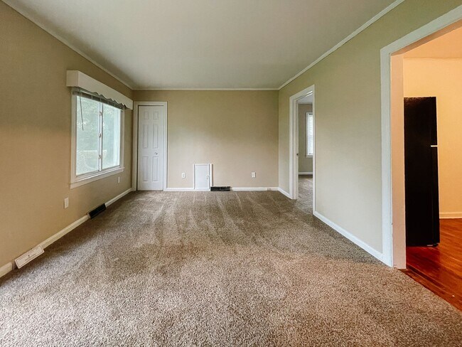 Building Photo - Coming Soon! Cozy 2 Bed / 1 Bath Home — Pet Friendly!