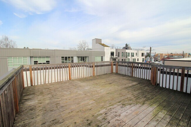 Building Photo - 1460-1460 NE Alberta St