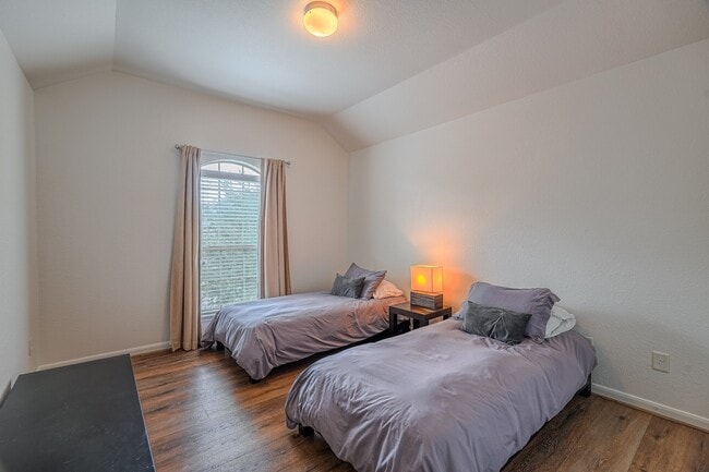 Building Photo - 174 Black Swan Pl