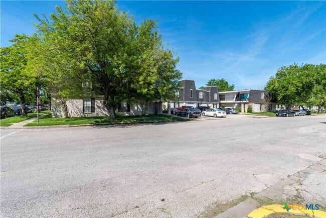 Primary Photo - 203 E Bowie St