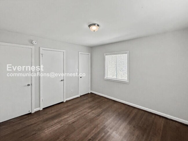 Building Photo - 3 Bed/1 Bath Home with Carport / Pet-Friendly / Available Now!