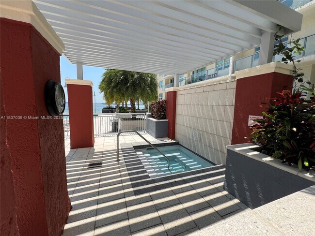 Building Photo - 1155 Brickell Bay Dr