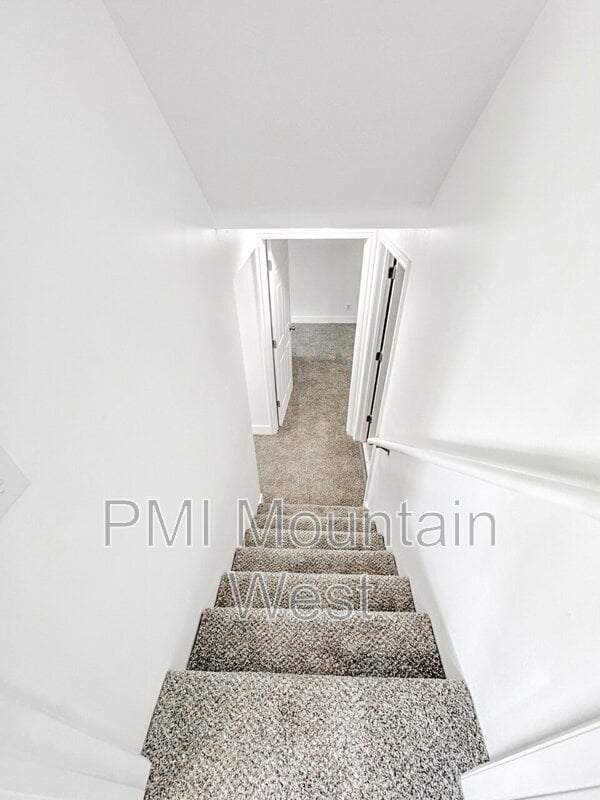 Building Photo - 36 Orchard Ln