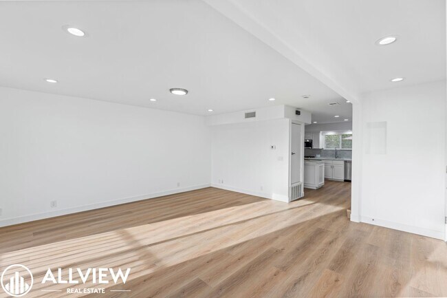 Building Photo - OCEAN VIEWS! Renovated 2 Bed, 2.5 Bath Townhome in San Clemente!