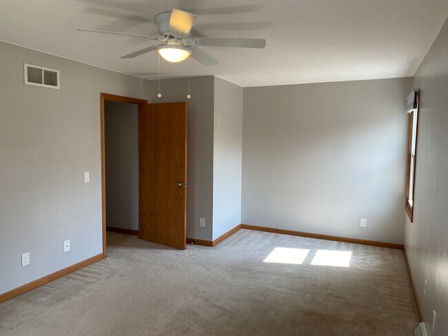 Building Photo - 4910 S Sunnyslope Rd